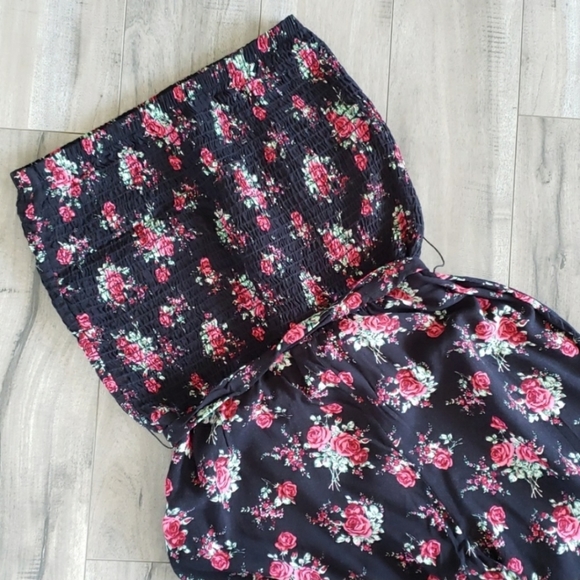 Tube black and red rose printed romper. - Picture 4 of 6